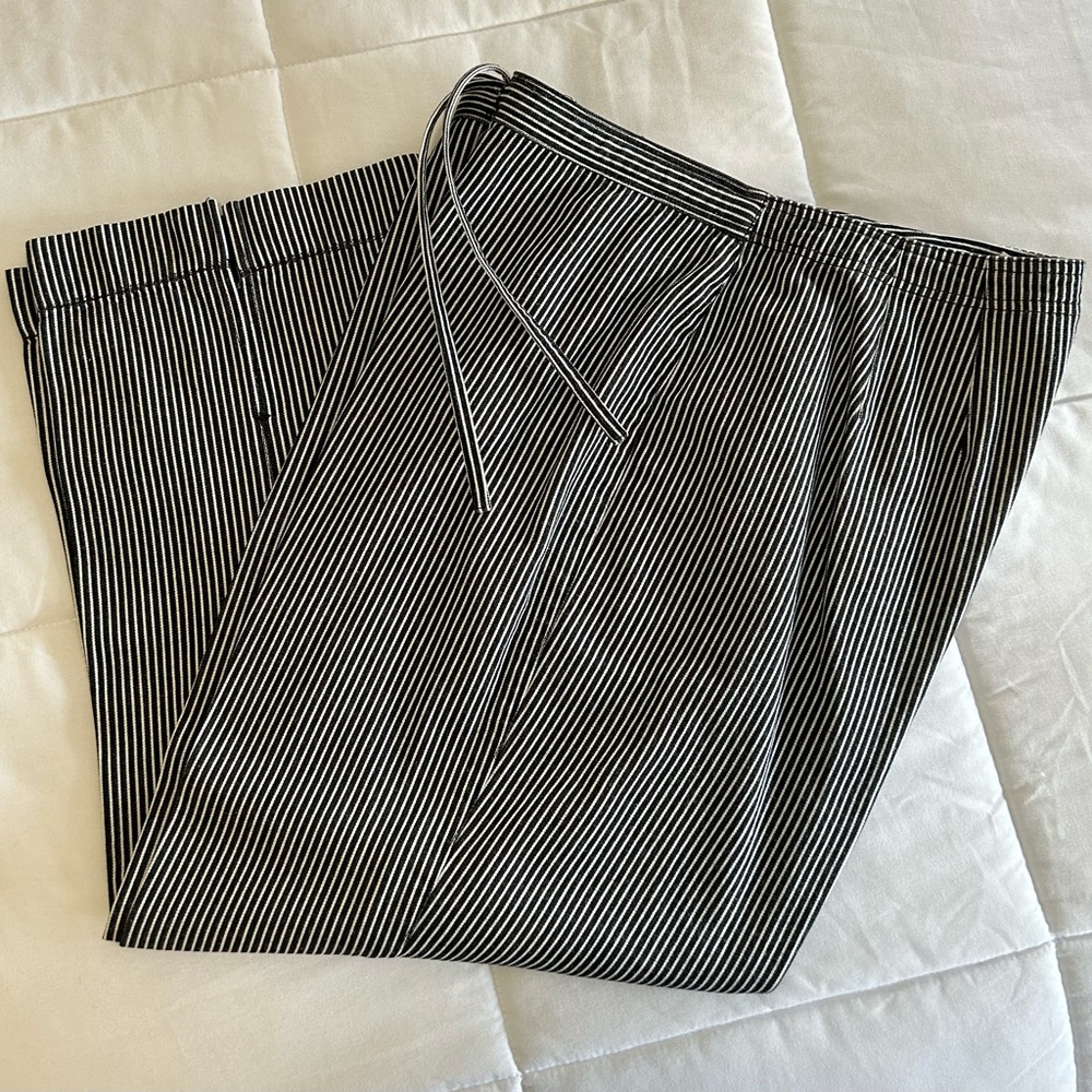 Liz Claiborne blue & white stripe summer capri pants; Size 12